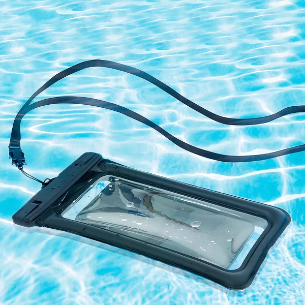 Estuche de celular negro dentro la piscina.