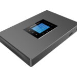 Planta Grandstream gris y en la parte superior una pantalla azul.