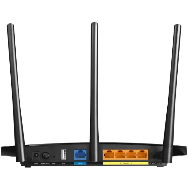 Router negro con tres antenas y sus respectivas entradas.